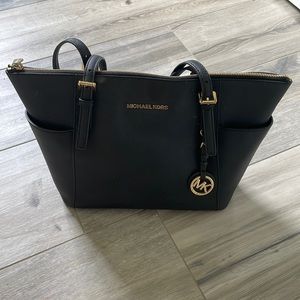 MICHAEL KORS
Charlotte Large Saffiano Leather Top-Zip Tote Bag
